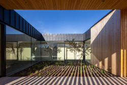 Rodinný dům v obci Borinka na Slovensku, ateliér Kubis Architekti: V realizaci jsou výrazně uplatněny přírodní materiály. Konstrukci domu tvoří CLT panely, izolace je řešená dřevovláknem