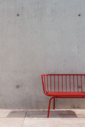 Zahradní domek je vyřešen jako jeden kompaktní objem, horizontální kvádr, z pohledového betonu. (Zahradní domek, Adam Lukačovič)