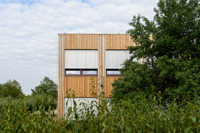 Rozšíření modulární školy Praha - Petrovice zaujme svou fasádou a splynutím se zahradou