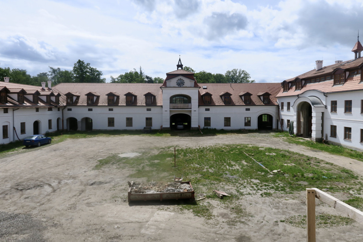 Pavilon s mansardovou střechou ve středu jižního křídla se nedochoval, postavil se podle dochovaných fotografií. (Hájčí dvůr v pražských Stodůlkách)