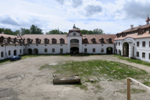 Pavilon s mansardovou střechou ve středu jižního křídla se nedochoval, postavil se podle dochovaných fotografií. (Hájčí dvůr v pražských Stodůlkách)