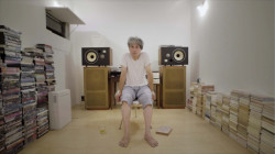 Yasuo Moriyama ve svém domě v Tokiu od architekta Ryue Nishizawy, snímek z dokumentu Moriyama-san