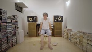 Yasuo Moriyama ve svém domě v Tokiu od architekta Ryue Nishizawy, snímek z dokumentu Moriyama-san