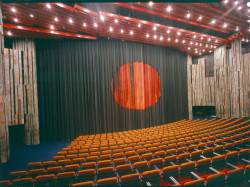 Velký sál hotelu Thermal pojme 1200 diváků. Je zavěšený na 40 metrové konzoli, a tak ve výhledu
na plátno nepřekáží žádné sloupy.