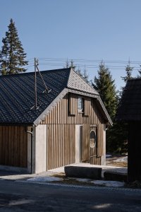 Pohled na stodolu (Rekonstrukce chalupy Borová Lada; Studio Plyš)