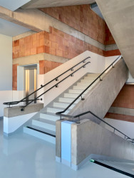 Schodišťová věž Křesťanské ZŠ a MŠ Noe v Pardubicích od ateliéru Světlík Šedý Šefl