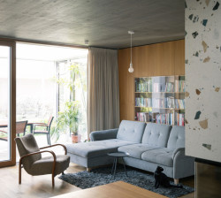 Místnosti to dělá vzdušné. (Dům s atrii v Nedvědicích, AOSI)