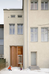 Zde průjezd uzavírají vrata propouštějící světlo. (Knihovna v Červeném Kostelci; Papundekl architekti)