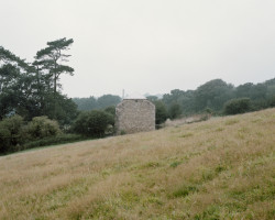 Ateliér TYPE proměnil opuštěnou kamennou stodolu poblíž britského Devonu na rodinné bydlení