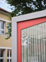 Barevný akcent nese v této realizaci výraznou červenou barvu, společnost nabízí celou škálu odstínů.