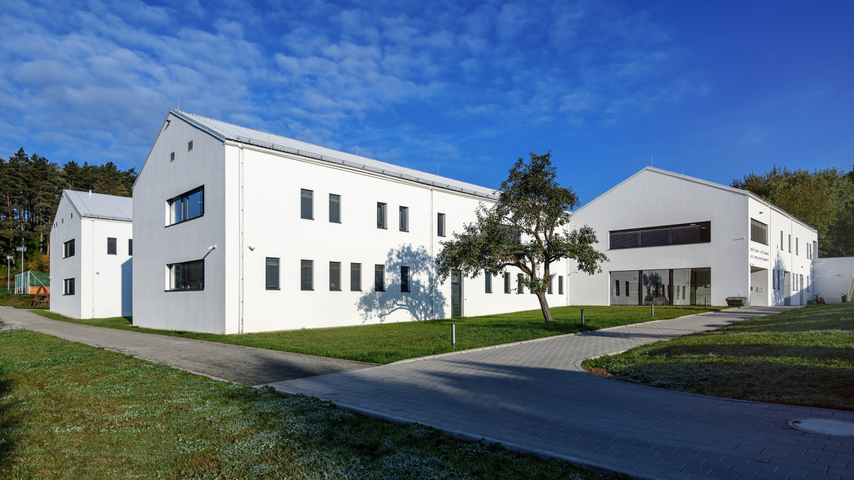 Architekti se pro archetypální siluetu stavby inspirovali v dětských kresbách. (Dětská léčebna se speleoterapií v Ostrově u Macochy; Adam Rujbr Architects)