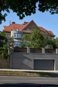 Pohled na novostavbu garáže. Původní garáž zapuštěná v terénním zlomu nevyhovovala staticky ani velikostně, a proto ji nahradila větší železobetonová konstrukce. (Rekonstrukce vily na Vinohradech; Atelier Hajný)