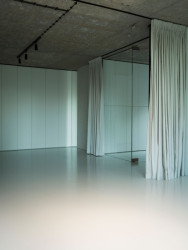 Škola z/lomu u Kamenné Lhoty od kanceláře a69