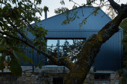 Předešlá chatka byla jen jednopodlažní, ta současná je o patro vyšší, není to ale téměř vidět. (Chata v Posázaví, Atelier Hajný)