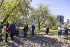 Prohlídka místa s krajinářskými architektkami a představiteli Prahy 9. (Proměna zahrádkářské kolonie na park v Praze; Terra Florida)