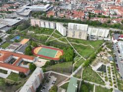 Kopec Agátka na okraji Trnavy byl zarostlý akáty a nepřístupný. Teď se sem dá dojít po cestičce, je tu hřiště z akátových kmenů, ale divokost mu zůstala. Také sídliště pod kopcem dostalo novou úpravu a "krajina" mezi paneláky se změnila k nepoznání. Přibylo tu jezírko, potok, komunitní zahrada a několik míst pro hraní. Revitalizací prošlo také nedaleké školní hřiště. 