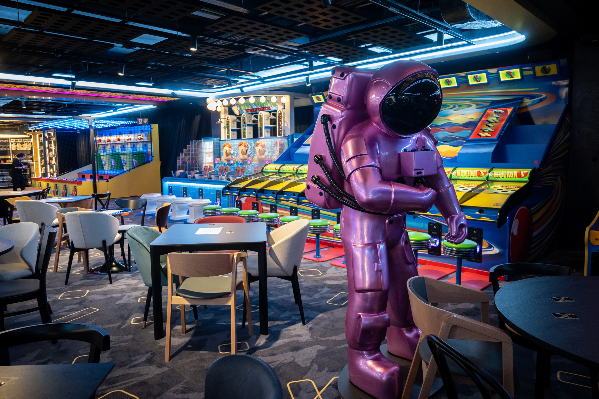 Majitelem budovy i provozovatelem atrakcí je skupina Amadeus Real Estate, která zde utratila údajně 4,5 miliardy korun. Počítá se do ní i akvizice nemovitosti z roku 2018.