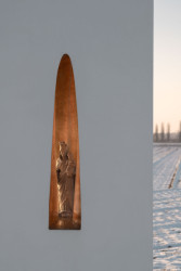 Symbolika se ale musí vypátrat - soška je skrytá v dutině uvnitř hmoty kaple. (Kaple u Čečelic, ateliér Chrama)