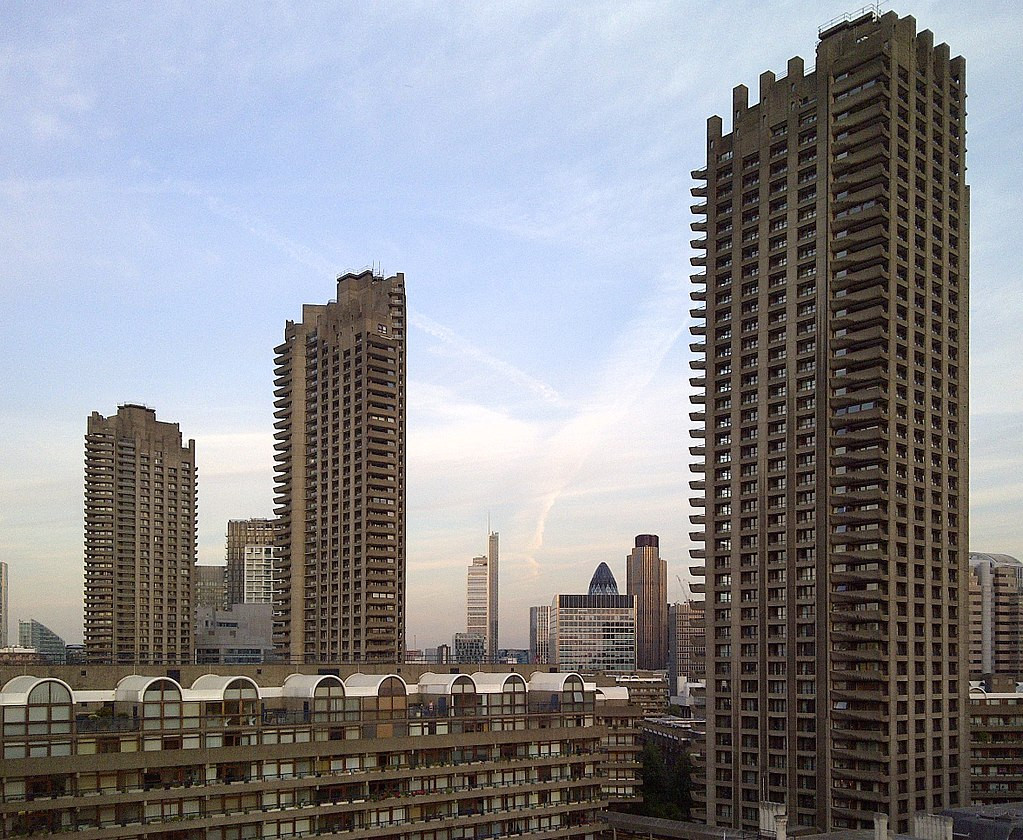 Pohled na výškové stavby Barbican Estate