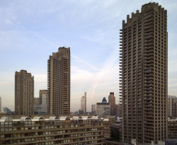 Pohled na výškové stavby Barbican Estate