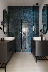 Koupelna s modrou keramikou (Rekonstrukce bytu na Vinohradech, Obliqo )