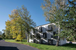 Městské bytové domy v Plzni, Projectstudio8: ... kde je obklopuje vzrostlá zeleň