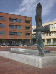 Náměstí 28. října v Orlové, Atelier RAW: V centrální poloze je situována obdélníková kašna s plastikou orla a se třemi úrovněmi vodní plochy