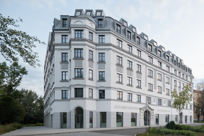 Jak vdechnout nový život historické fasádě - a přitom zachovat její původní charakter? Architekti z ateliéru Burian-Křivinka se pokusili najít odpověď – a moderní fasádní materiály Sto v tomto příběhu sehrály klíčovou roli. 