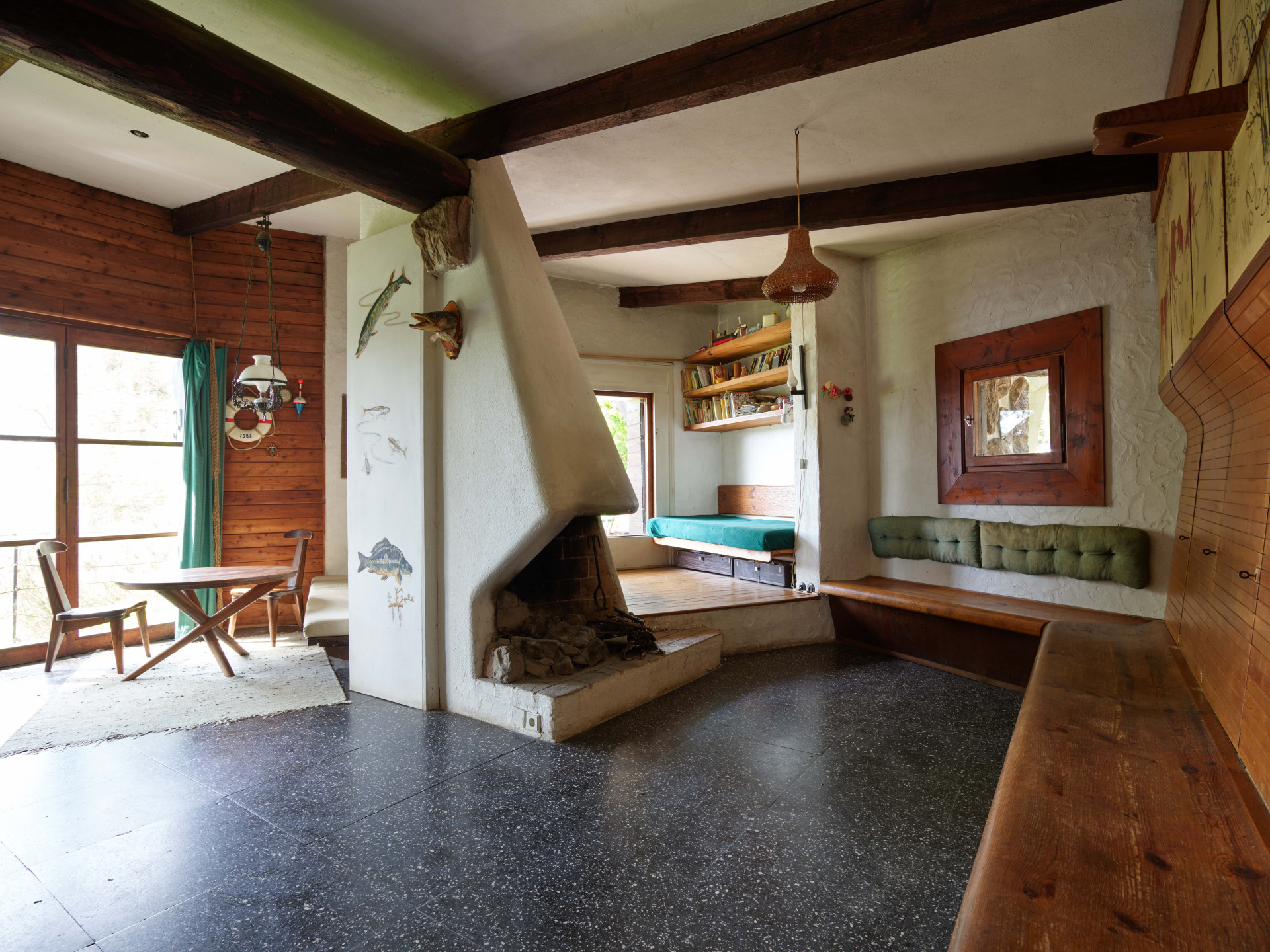 Výstava ve Winternitzově vile představuje soubor chat architektů Františka Cubra a Zdeňka Pokorného na přehradě Seč