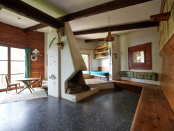 Výstava ve Winternitzově vile představuje soubor chat architektů Františka Cubra a Zdeňka Pokorného na přehradě Seč