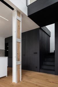 Půdní byt s černým boxem, Komon architekti: Spodní patro bytu je koncipováno jako zóna společenská