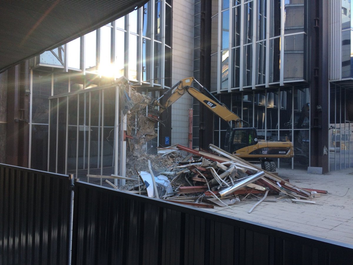 V Praze začala demolice hlavních věží komplexu Transgas. Foto: Matěj Beránek