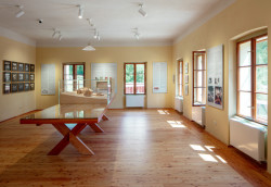 Pohled do expozice ve Vodoléčebném ústavu (Sluneční lázně v Luhačovicích, TRANSAT architekti)