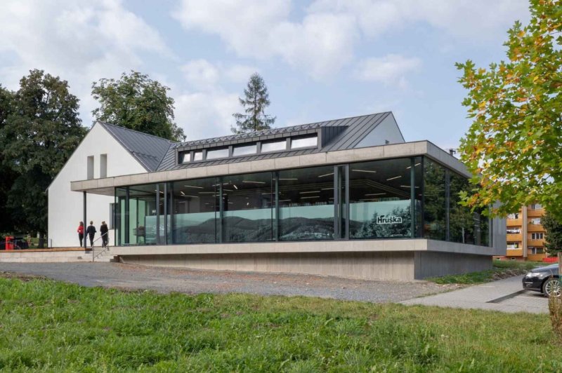 Rekonstrukce s dostavbou prodejny Hruška v obci Trojanovice (Kamil Mrva Architects; dodavatel E B stavební společnost)