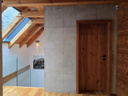 Celý interiér je světlý a prostorný. 