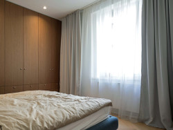 Pohled do ložnice (Rekonstrukce bytu v Praze-Libni; Matika Architecture)
