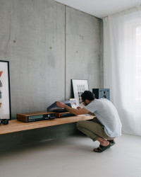 Jaromír Krobot navrhl interiér bytu, ve kterém dominují přiznané pálené cihly, beton a hrubé omítky