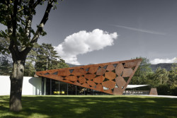 Bistro Brix. 01 stojí nedaleko centra Brixenu, v parku Legatto. Nabízí odpočinek od městského shonu a výhled na vodní hladinu.