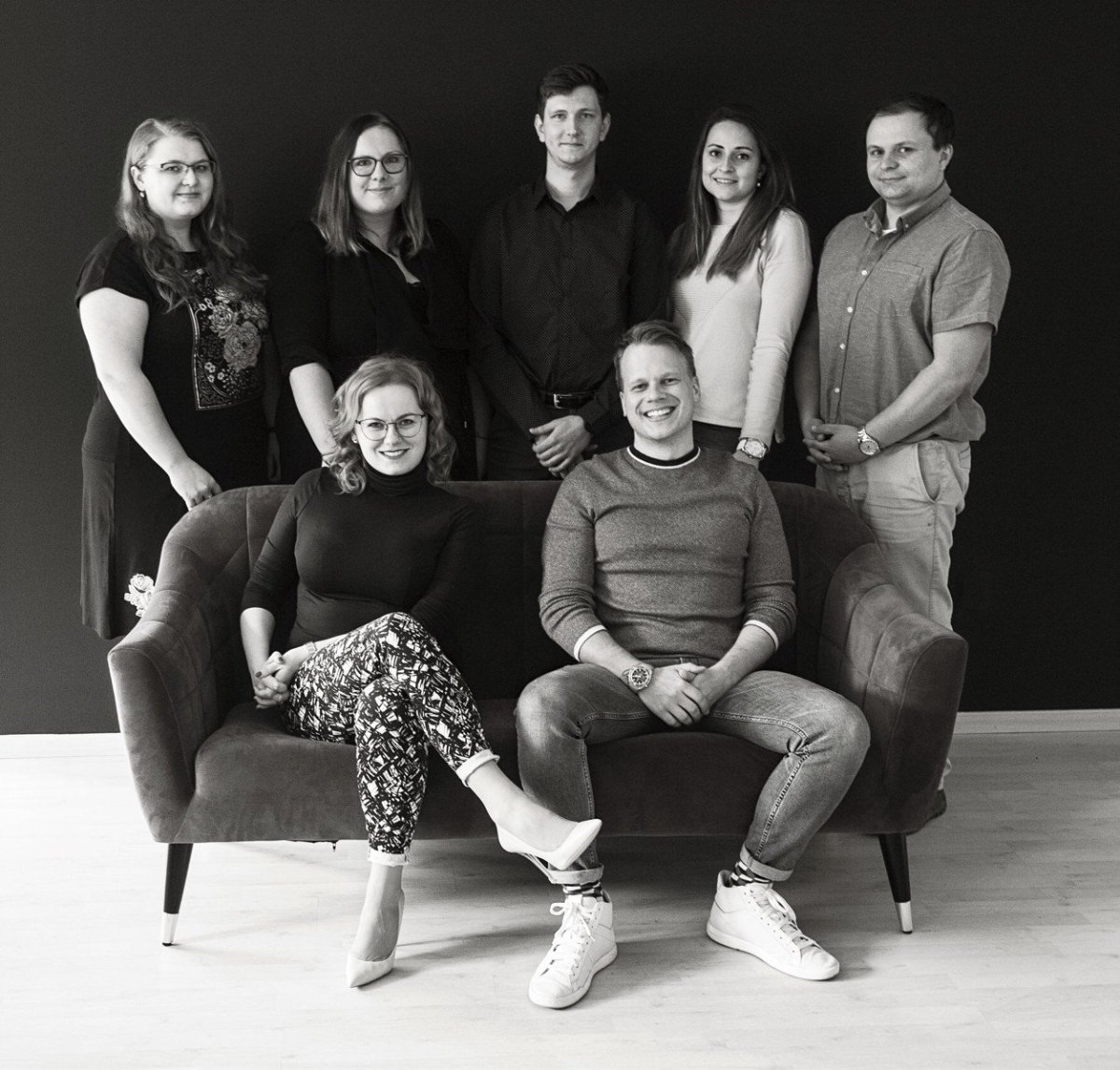 Tým architektů ze studia Sollaron architects, zleva nahoře: Helena Vozáková (projektantka), Martina Melounová (projektantka), Petr Svárovský (projektant), Petra Schneiderová (architektka) a Antonín Halla (projektant), dole: majitelé ateliéru Hana Hrdinová a Tomáš Zvára .