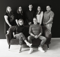 Tým architektů ze studia Sollaron architects, zleva nahoře: Helena Vozáková (projektantka), Martina Melounová (projektantka), Petr Svárovský (projektant), Petra Schneiderová (architektka) a Antonín Halla (projektant), dole: majitelé ateliéru Hana Hrdinová a Tomáš Zvára .