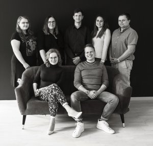 Tým architektů ze studia Sollaron architects, zleva nahoře: Helena Vozáková (projektantka), Martina Melounová (projektantka), Petr Svárovský (projektant), Petra Schneiderová (architektka) a Antonín Halla (projektant), dole: majitelé ateliéru Hana Hrdinová a Tomáš Zvára .