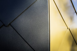 Multifunkční kulturní centrum v belgickém Kapellen obložené hliníkovými šablonami