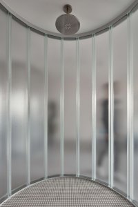 Byt sochaře, NEUHĀUSL HUNAL: Sprchující osobu dělí od obýváku pouze průsvitná linie skla, po které stéká voda. Pro někoho jistě příliš, pro klienta, kterému je byt ušit na míru, ale naopak splnění přání. A tak je to správně