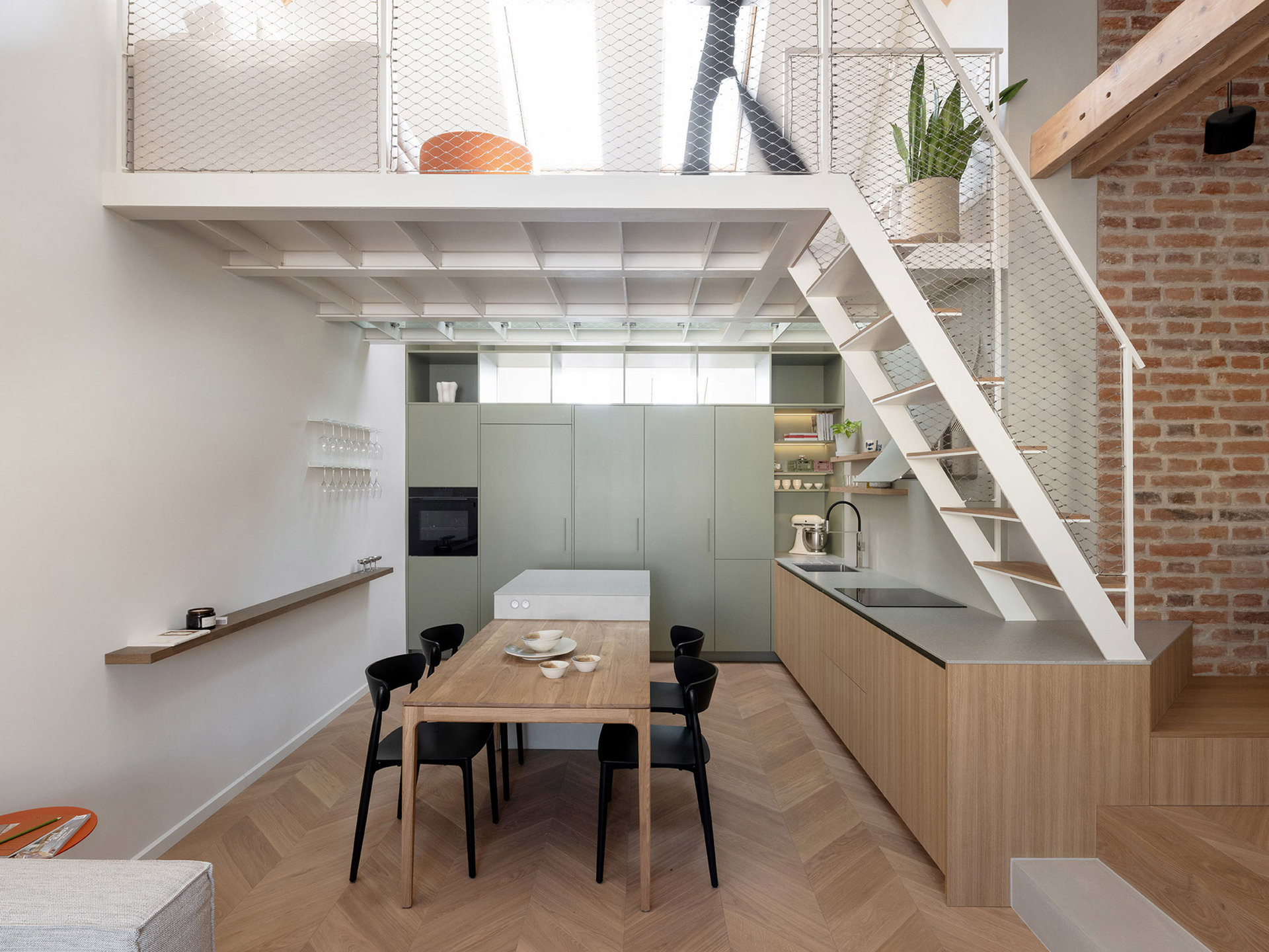 Na půdě; DEVOTO zajišťovalo výrobu a montáž vestavného nábytku, dveřních obkladů, schodišťových prvků i atypických úložných řešení. (Půdní byt Palmovka; boq architekti)