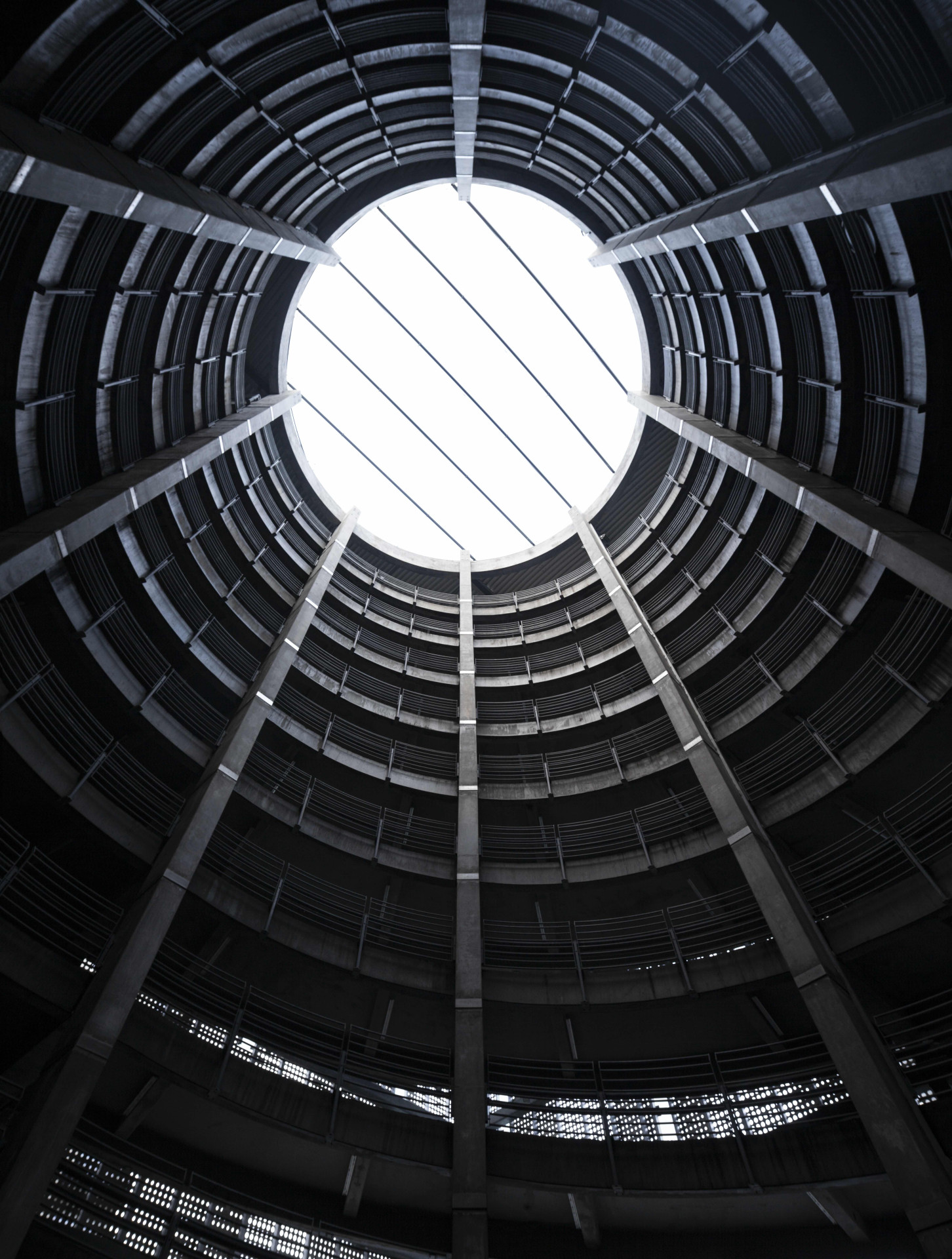 Dominantním prvkem vnitřních prostor domu se stala kruhová rampa. V její horní části se nachází velkorozponový světlík, jež do nižších pater budovy vnáší denní světlo.