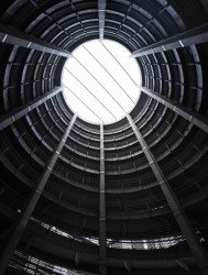 Dominantním prvkem vnitřních prostor domu se stala kruhová rampa. V její horní části se nachází velkorozponový světlík, jež do nižších pater budovy vnáší denní světlo.