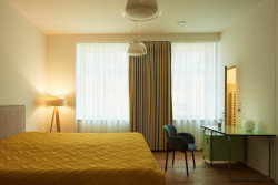 „Přáli jsme si vytvořit prostor, který bude vizuálně působivý a zároveň přirozený pro každodenní život,“ tak rodina popsala architektce své představy o novém bydlení. (Byt na Novém Městě, Helena Ballošová)