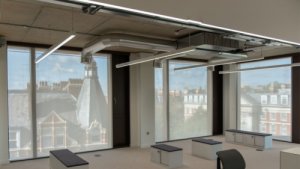 Velkoformátové látkové rolety ZOOMTECH® realizované partnerem Umbra v kancelářské budově ve Velké Británii