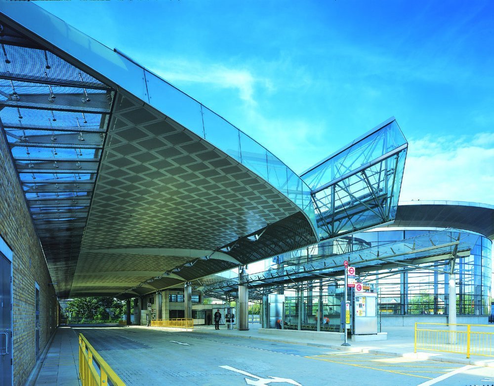 Autobusové nádraží v Londýně Canada Water Bus Station, Eva Jiricna Architects Limited, 1998.