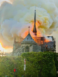 Gotická katedrála Notre-Dame v Paříži při požáru 15. dubna